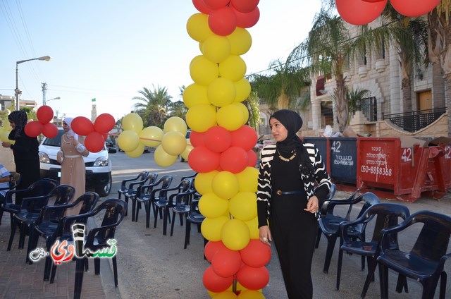 كفرقاسم- فيديو  : الافتتاح الكبير لمعرض ذوق العروس  سنين  يتحول الى مهرجان نسائي تسوقي كبير والحاجة عزية ترحب بالجميع